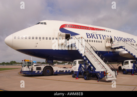 British Airways Boeing 747 loading cargo pallets at London Heathrow ...