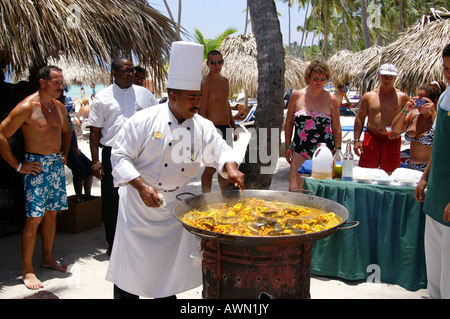 Cook preparing paella on the beach in Punta Cana, Dominican Republic, Caribbean, Americas Stock Photo