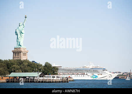 Statue of liberty and cruise ship Stock Photo