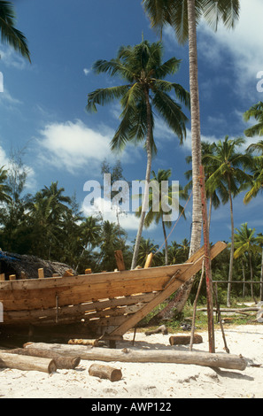 Building a traditional wooden dhow on the beach at Nungwi on the north west of Zanzibar Island, Tanzania Stock Photo