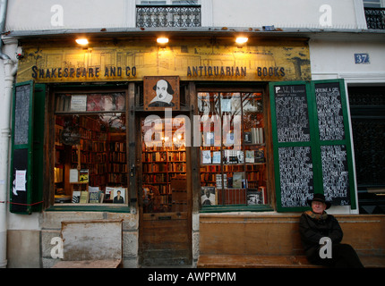 Shakespeare and Co bookshop in Paris Stock Photo - Alamy