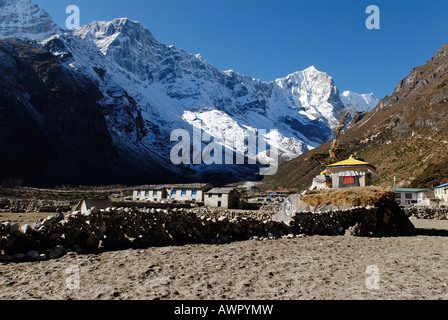 Sherpa village Thame, Thame Khola valley with Tengkang Poche (6500), Sagarmatha National Park, Khumbu Himal, Nepal Stock Photo