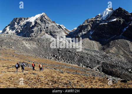 Trekking group hiking to Cho La Pass (5330), Sagarmatha National Park, Khumbu Himal, Nepal Stock Photo