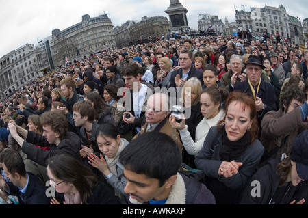 A large audience fills Trafalgar square as Nelson Mandela (not shown) speaks to 'Make Poverty History' rally, London Stock Photo