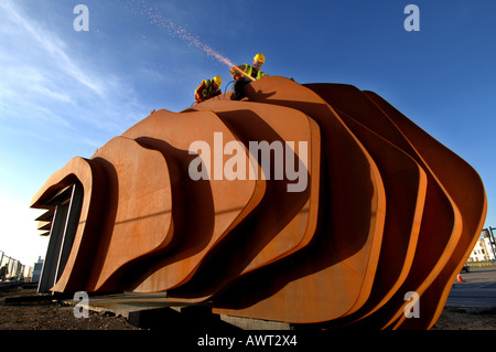 Welders construct new modernist metal cafe designed by Thomas Heatherwick on Littlehampton beach. Stock Photo