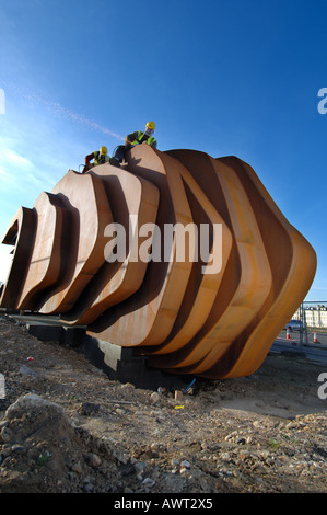 Welders construct new modernist metal cafe designed by Thomas Heatherwick on Littlehampton beach. Stock Photo