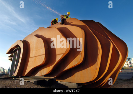 Welders construct new modernist metal cafe designed by Thomas Heatherwick on Littlehampton beach. Stock Photo