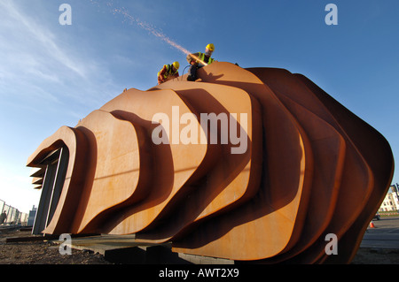 Welders construct new modernist metal cafe designed by Thomas Heatherwick on Littlehampton beach. Stock Photo