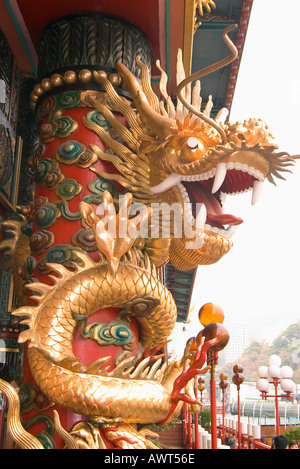 dh Jumbo Kingdom restaurant ABERDEEN HONG KONG Chinese Golden dragon on pillar at entrance to floating restaurant artwork hk art sea dragons oriental Stock Photo