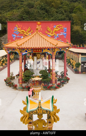 dh Ten Thousand Buddhas Monastery SHATIN HONG KONG Chinese girl burning joss sticks Goddess statue and temple Stock Photo