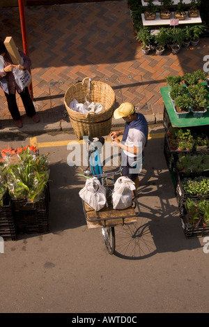 dh Flower market MONG KOK HONG KONG Fast food vendor delivering meals by bicycle china delivery bike man deliver service hk Stock Photo