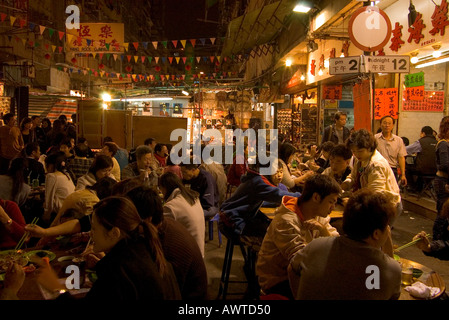 dh Temple street market JORDAN HONG KONG Street restaurants night chinese asia food bustling china diners kowloon dai pai dong stall eating Stock Photo