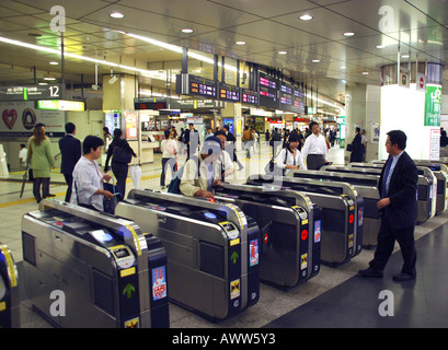 ticket barriers Shinjuku subway station,  JR Yamanote Line subway system, Tokyo Jap Stock Photo