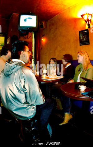 PARIS France, Group Young Adult Students Sharing Drinks inside Irish Bar 'Fu Bar' in Latin Quarter, cocktails Paris Stock Photo