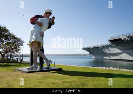 A large lifelike sculpture based on Alfred Eisenstaed's famous photograph of a sailor kissing a nurse on V-J Day, in San Diego Stock Photo