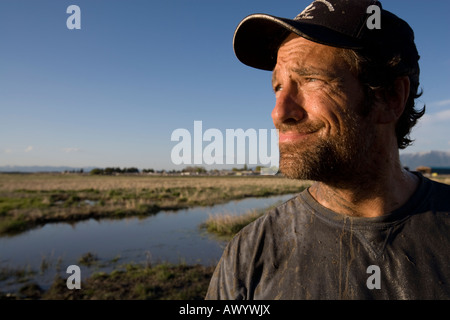 USA Montana Kalispell Mike Rowe during filming of Dirty Jobs program on Yak Ranch Stock Photo