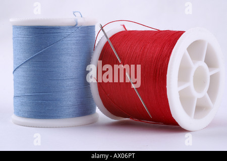 Cotton crafts cotton reels in red an blue with needle / Nähgarn Garn Stopfgarn in blau und rot mit Nadel Stock Photo