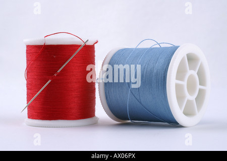 Cotton crafts cotton reels in red an blue with needle / Nähgarn Garn Stopfgarn in blau und rot mit Nadel Stock Photo