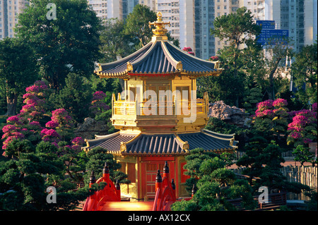 China, Hong Kong, Diamond Hill, Nan Lian Garden, Pavilion of Absolute Perfection on Lotus Pond Stock Photo