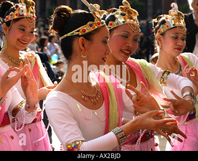 Dancers from the London Fo Guang Shan Buddhist Temple adopt shuni mudra pose, Chinese Mid-Autumn Festival, V&A Museum, 8th October 2006 Stock Photo