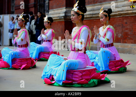 Dancers from the London Fo Guang Shan Buddhist Temple performing at the Chinese Mid-Autumn Festival, V&A Museum, London, 8th October 2006 Stock Photo