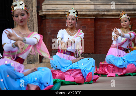 Dancers from London Fo Guang Shan Temple adopt shuni mudra pose at the Chinese Mid-Autumn Buddhist Festival, V&A Museum, London, 8th October 2006 Stock Photo