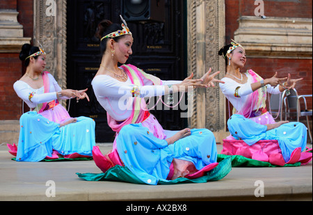 Dancers from the London Fo Guang Shan Temple performing at the Chinese Mid-Autumn Festival, V&A Museum, 8th October 2006 Stock Photo