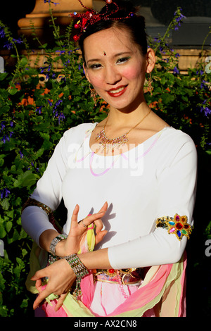 Dancer from the London Fo Guang Shan Temple adopts shuni mudra pose at the Chinese Mid-Autumn Festival, V&A Museum, London, 8th October 2006 Stock Photo