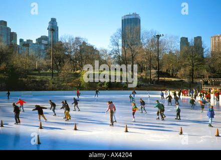 USA NYC Ice skating in Central Park Stock Photo