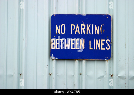 No Parking Between Lines sign Stock Photo