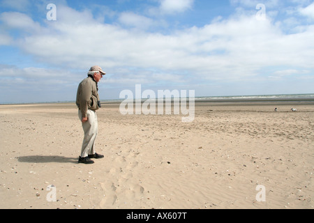 american d-day veteran harry kulkowitz returns for the first time to utah beach normandy after 60 years D-day anniversary Stock Photo