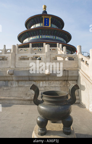 Urn in front of pagoda, Temple Of Heaven, Beijing, China Stock Photo