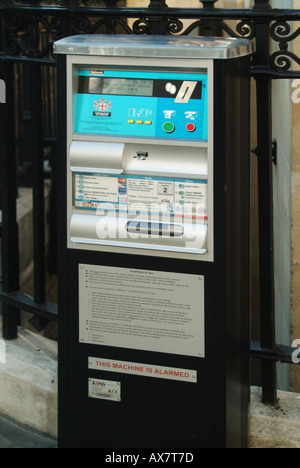 City of London on street car parking facility with pay and display machine capable of accepting credit cards as well as cash Stock Photo