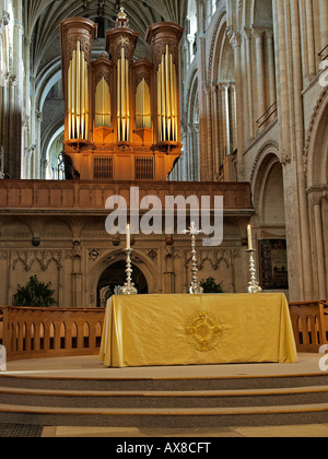 INTERIOR VIEW OF ALTER AND ORGAN PIPES NORWICH CATHEDRAL,NORFOLK ENGLAND UK Stock Photo