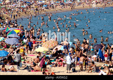 Hot summer weekend, playa de la mar bella, barcelona, spain Stock Photo
