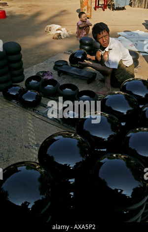 Burmese craftsman, lacquerware, Handwerker, craftsman, manufacturing begging bowl for monks, lackierte Almosenschale fuer Moench Stock Photo
