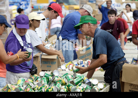 Distribution of humanitarian aid after the Hurricane Katrina, Lafayette, USA Stock Photo