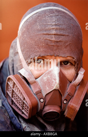 Queen Mary 2-Dust mask-Shipyard in Saint-Nazaire, Buch Seite 29 Stock Photo