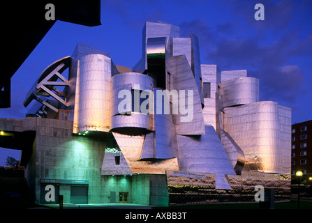 FREDERICK R. WEISMAN ART MUSEUM ON THE UNIVERSITY OF MINNESOTA CAMPUS IN MINNEAPOLIS.  DUSK.  ARCHITECT: FRANK GEHRY. Stock Photo