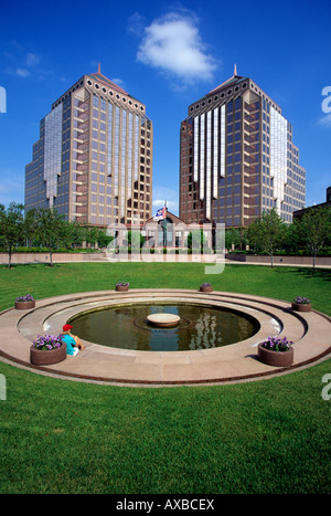 DRAMATIC ARCHITECTURE OF THE CARLSON TOWERS IN MINNEAPOLIS, MINNESOTA, NAMED FOR SUCCESSFUL BUSINESSMAN CURT CARLSON.  SUMMER. Stock Photo