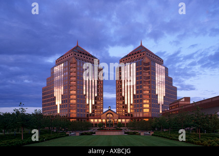 DRAMATIC ARCHITECTURE OF THE CARLSON TOWERS IN MINNEAPOLIS, MINNESOTA, NAMED FOR SUCCESSFUL BUSINESSMAN CURT CARLSON.  SUMMER. Stock Photo