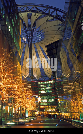 Berlin Potsdamer Platz Sony Center Atrium new forum covered by a huge cupola arch architecture by Helmut Jahn Murphy Chicago daw Stock Photo