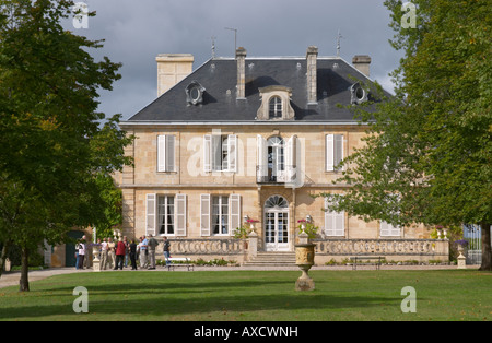 A rose bush tunnel in the garden Chateau Kirwan, Cantenac Margaux Medoc  Bordeaux Gironde Aquitaine France Stock Photo - Alamy