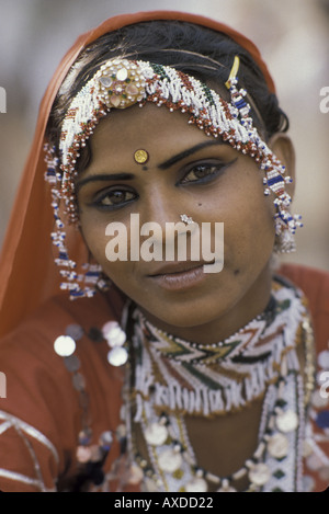 Young Indian woman from Rajasthan dressed in traditional sari at the Pushkar cattle festival in India Stock Photo