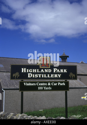 dh Highland Park Distillery KIRKWALL ORKNEY Signpost and distillery buildings whisky scottish malt whiskey distilleries