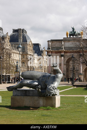 Paris, Louvre, Arc de Triomphe du Carrousel und Innenhof des Louvre, Im Vordergrund Skulptur von Maillol Stock Photo