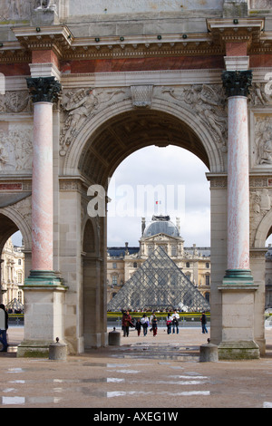 Paris, Louvre, Arc de Triomphe du Carrousel und Innenhof des Louvre mit Pyramide von Ieoh Ming Pei Stock Photo