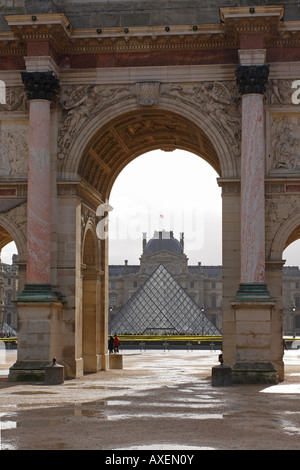 Paris, Louvre, Arc de Triomphe du Carrousel und Innenhof des Louvre mit Pyramide von Ieoh Ming Pei Stock Photo