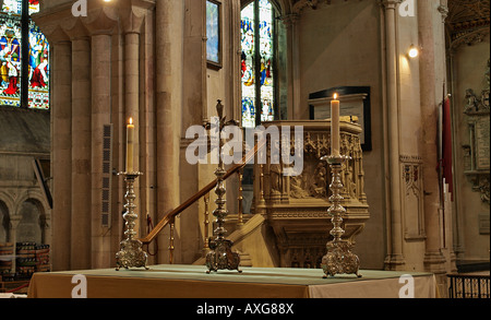 CROSS, ALTER AND PULPIT AT NORWICH CATHEDRAL, NORWICH NORFOLK ENGLAND Stock Photo