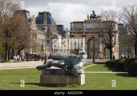 Paris, Louvre, Arc de Triomphe du Carrousel und Innenhof des Louvre, Im Vordergrund Skulptur von Maillol Stock Photo